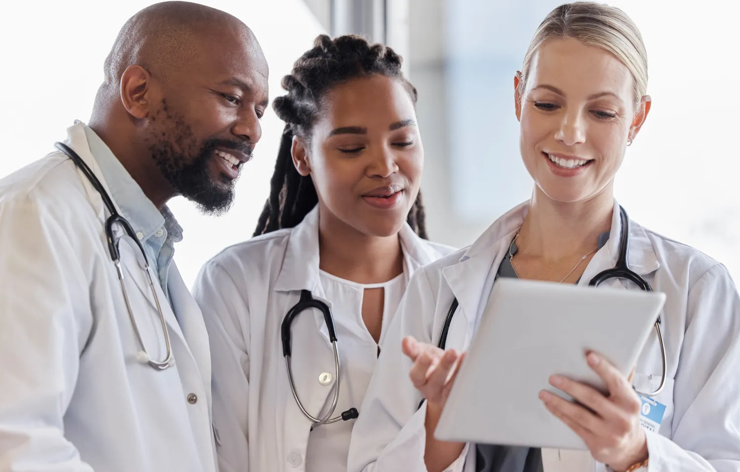 Klinik-Team bespricht Patientendaten auf einem Tablet