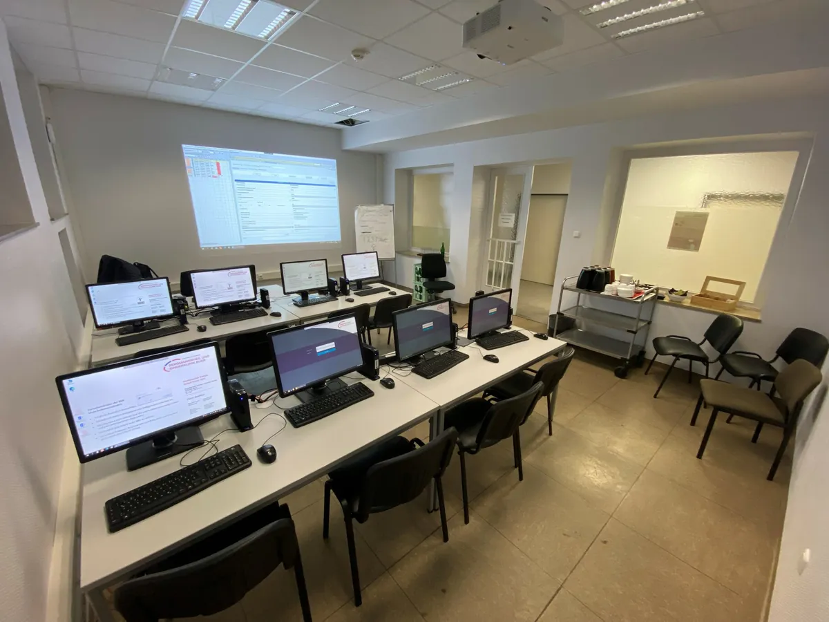 iMedOne-Schulung mit Klinikpersonal am Arbeitsplatz
