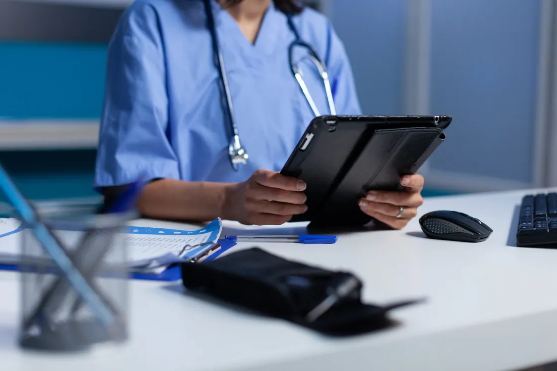 Digitale Patientenakte auf einem Tablet im Klinikalltag